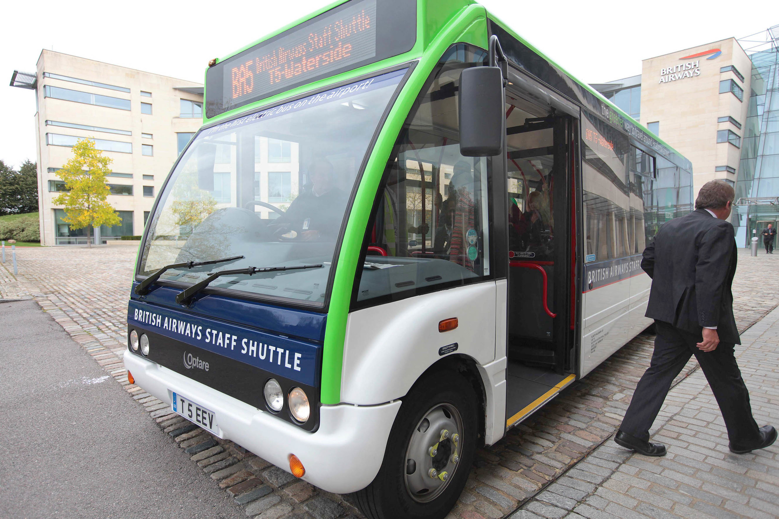 Flights Hallmark Introduce Optare Electric Bus At Heathrow - Optare